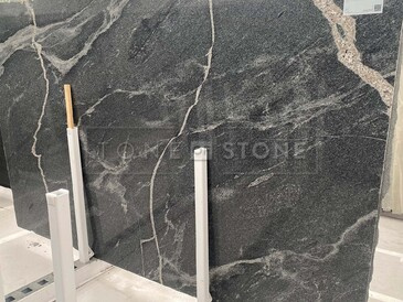 Kamenná deska žuly Jurassic Grey v šedé barvě s bílým žilkováním Kamenná deska žuly Jurassic Grey v šedé barvě s bílým žilkováním