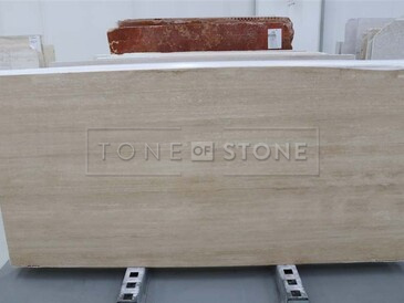 Deska přírodního kamene Travertino Romano Classico. Zakázkové kamenictví TONE OF STONE