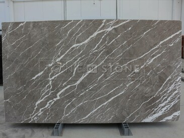 Leštěný mramor DOVE GREY. Velkoformátový kámen původem z Turecka s velmi zajímavou kresbou, které dominuje šedé zbarvení a nepravidelné bílé linky. Zakázkové kamenictví TONE OF STONE Leštěný mramor DOVE GREY. Velkoformátový kámen původem z Turecka s velmi zajímavou kresbou, které dominuje šedé zbarvení a nepravidelné bílé linky. Zakázkové kamenictví TONE OF STONE