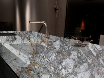 Hnědá žula AMARONE, původ Brazílie. Přírodní kámen vhodný pro obklady, dlažby, parapety, kamenné stoly a další produkty z přírodního kamene. Zakázkové kamenictví TONE OF STONE  Hnědá žula AMARONE, původ Brazílie. Přírodní kámen vhodný pro obklady, dlažby, parapety, kamenné stoly a další produkty z přírodního kamene. Zakázkové kamenictví TONE OF STONE