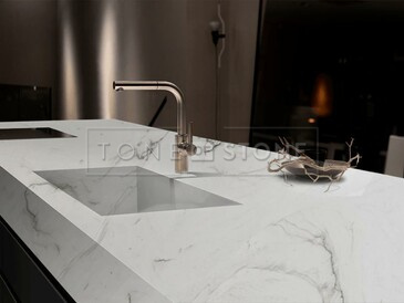 Přírodní kámen z Brazílie WHITE QUARTZITE má velmi univerzální použití. Tento kvarcit je ceněn díky svému luxusnímu vzhledu a značné odolnosti. Zakázkové kamenictví TONE OF STONE