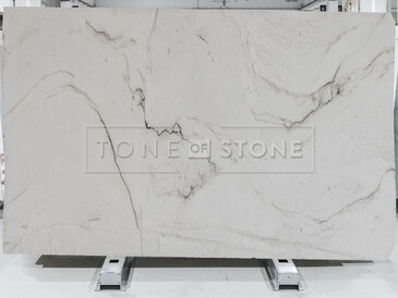Velkoformátová deska, přírodní kámen WHITE QUARTZITE. Tento kvarcit má luxusní vzhled, kterému dominuje bílá barva. Je velmi oblíben i díky svému univerzálnímu použití. Zakázkové kamenictví TONE OF STONE Velkoformátová deska, přírodní kámen WHITE QUARTZITE. Tento kvarcit má luxusní vzhled, kterému dominuje bílá barva. Je velmi oblíben i díky svému univerzálnímu použití. Zakázkové kamenictví TONE OF STONE
