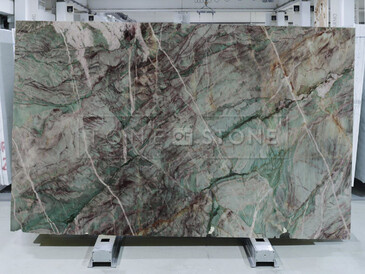 Velkoformátová kamenná deska - kvarcit VESUVIO. Zakázkové kamenictví TONE OF STONE