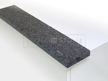 Žula IMPALA LESK - vyznačuje se tmavým, antracitově šedým zbarvením a konstantní zrnitostí, podobně jako ostatní žuly je i tento přírodní kámen vhodný pro parapety do interiérů i exteriérů.