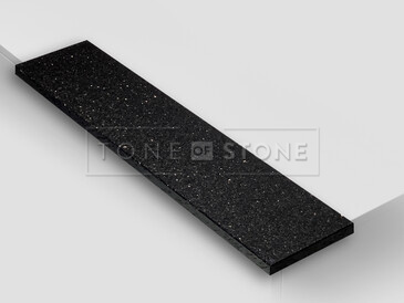 Žula STAR GALAXY BLACK LESK - exotická žula původem s Indie se vyznačuje dominantním černým zbarvením a doplňkovými decentními modrými a hnědými tóny. Tento přírodní kámen je vhodný pro výrobu parapetů do interiérů a exteriérů.  