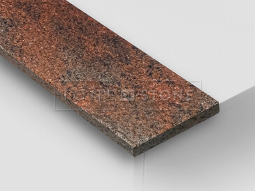 Žula MULTICOLOR LESK, detail - exotický přírodní kámen z Indie s výrazným červeným zbarvením a unikátní texturou. Tato žula je velmi univerzální a vhodná pro výrobu parapetů do interiéru i exteriéru.