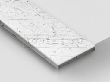 Mramor STATUARIETTO LESK, detail. Velmi žádaný bílý přírodní kámen s jemnou šedou kresbou. Používá se pro výrobu interiérových i exteriérových parapetů.