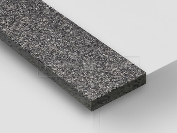 Žula IMPALA LESK, detail. Vyznačuje se tmavým, antracitově šedým zbarvením a konstantní zrnitostí, podobně jako ostatní žuly je i tento přírodní kámen vhodný pro parapety do interiérů i exteriérů.