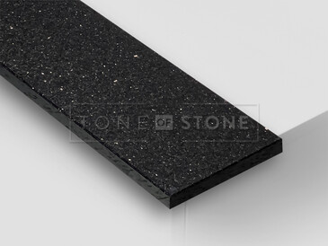 Žula STAR GALAXY BLACK LESK, detail. Exotická žula původem s Indie se vyznačuje dominantním černým zbarvením a doplňkovými decentními modrými a hnědými tóny. Tento přírodní kámen je vhodný pro výrobu parapetů do interiérů a exteriérů.  