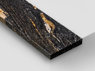 Žula MAGMA BLACK LESK, detail. Exotický přírodní kámen z Brazílie, který se vyznačuje luxusním designem, zlato-černým zbarvením a unikátní kresbou, vyšperkuje každý interiér. Tato žula je vhodná pro výrobu interiérových i exteriérových parapetů.   