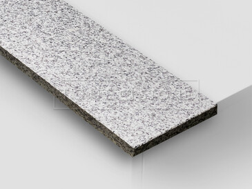 Žula PADANG CRYSTAL LESK, detail. Přírodní kámen se šedými barevnými tóny a zřetelnou zrnitou texturou. Vyznačuje se vysokou pevností a je vhodný pro interiérové i exteriérové parapety.