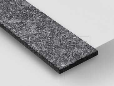 Žula STEEL GREY LESK, detail. Přírodní kámen původem z Indie s zajímavou barevnou kombinací, které dominují černá a hnědá barvy. Kámen je vhodný pro výrobu parapet do interiéru i exteriéru.  