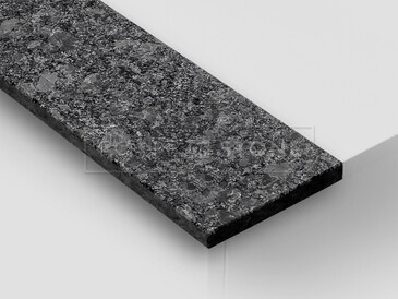 Žula STEEL GREY KARTÁČOVANÝ, detail. Přírodní kámen s výjimečným designem a ocelově tmavě šedým zbarvením, svým původem a technickými vlastnostmi se řadí mezi tzv. monzonity. Tato žula se používá pro výrobu interiérových i exteriérových parapetů.  