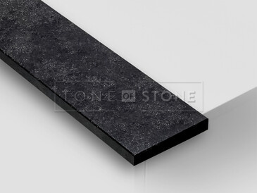 Žula MIST BLACK LEATHER, detail. Exkluzivní přírodní kámen s luxusním šedočerným designem a minimalistickou kresbou. Tato žula je vhodná pro výrobu vnitřních i venkovních parapetů.  