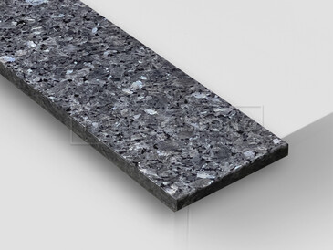 Žula LABRADORIT LESK, detail. Velmi oblíbený přírodní kámen s atraktivním vzhledem a výjimečnou nepravidelnou kresbou. Tato žula je vhodná pro výrobu interiérových i exteriérových parapetů.  