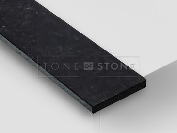 Žula NERO ASSOLUTO ZIMBABWE LESK, detail. Exotický a velmi žádaný přírodní kámen, který vyšperkuje každý interiér. Je vhodný pro výrobu vnitřních i venkovních parapetů. 