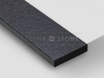 Žula NERO ASSOLUTO ZIMBABWE KARTÁČOVANÉ, detail. Velmi univerzální exotický přírodní kámen, který dodá luxusní vzhled a šmrnc každému interiéru. Tato žula je vhodná jak pro vnitřní, tak i venkovní parapety.   