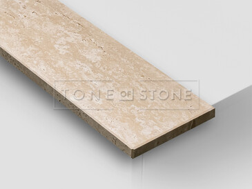 Travertin KLASIK LESK, detail. Tento přírodní kámen se vyznačuje nejen zajímavým designem, ale je také velmi oblíben díky svým vlastnostem a dostupnosti. Používá se pro výrobu vnitřních i venkovních parapetů. 