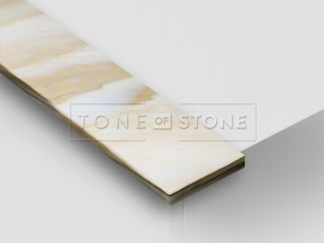 Mramor CALACATTA EXTRA LESK, detail. Exkluzivní přírodní kámen se vyznačuje unikátním designem, jemnou texturou a decentními barevnými přechody. Mramor je vhodný na výrobu interiérových i exteriérových parapetů.   