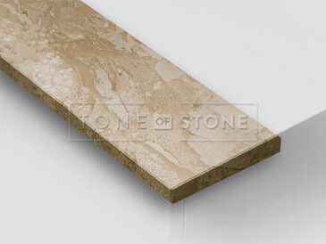 Mramor DAINO LESK, detail. Velmi žádaný přírodní kámen z Itálie s dominantní béžovou barvou, kterou doplňují decentní šedé a hnědé tóny. Mramor je vhodný pro výrobu interiérových i exteriérových parapetů. 