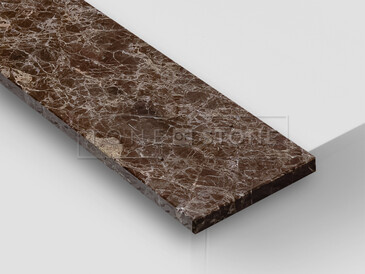 Mramor EMPERADOR BROWN LESK, detail. Exkluzivní přírodní kámen s dominantním hnědým zbarvením a nepravidelnou kresbou. Mramor je vhodný pro výrobu vnitřních i venkovních parapetů.    