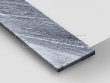 Mramor BARDIGLIO NUVOLATO LESK, detail. Velmi žádaný luxusní přírodní kámen původem z Itálie, tento mramor se používá pro výrobu interiérových i exteriérových parapetů. 