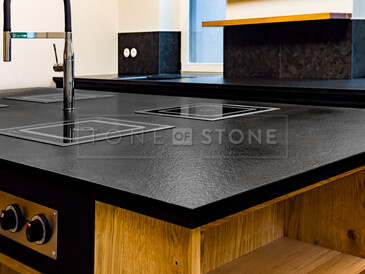 Detail kuchyňské pracovní desky z exotické žuly Nero Assoluto Zimbabwe (trattato), zakázková výroba kamenictví TONE OF STONE   Detail kuchyňské pracovní desky z exotické žuly Nero Assoluto Zimbabwe (trattato), zakázková výroba kamenictví TONE OF STONE