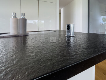 Detail kuchyňské pracovní desky z žuly Nero Assoluto Zimbabwe (trattato) v úpravě antico, zakázková výroba kamenictví TONE OF STONE Detail kuchyňské pracovní desky z žuly Nero Assoluto Zimbabwe (trattato) v úpravě antico, zakázková výroba kamenictví TONE OF STONE