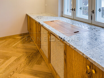 Kuchyňská pracovní deska z indické žuly Colonial White v úpravě satén. Do kuchyňské desky je vsazen dřez se spodní montáží a zabudovaný projektor. Integrovaný parapet s průduchy pro proudění teplého vzduchu z topení je součástí pracovní desky. Zakázková výroba TONE OF STONE. Kuchyňská pracovní deska z indické žuly Colonial White v úpravě satén. Do kuchyňské desky je vsazen dřez se spodní montáží a zabudovaný projektor. Integrovaný parapet s průduchy pro proudění teplého vzduchu z topení je součástí pracovní desky. Zakázková výroba TONE OF STONE.