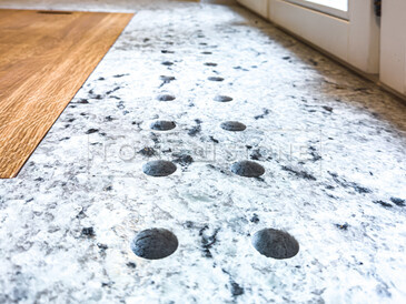 Detail průduchů pro proudění teplého vzduchu, které jsou součástí pracovní desky a integrovaného parapetu ze žuly Colonial White. Zakázková výroba TONE OF STONE. Detail průduchů pro proudění teplého vzduchu, které jsou součástí pracovní desky a integrovaného parapetu ze žuly Colonial White. Zakázková výroba TONE OF STONE.