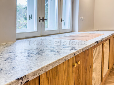 Detail kuchyňské desky ze žuly Colonial White. Zakázková výroba TONE OF STONE.