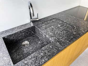 Kuchyňská pracovní deska - žula STEEL GREY, kartáčovaný povrch, lepený kamenný dřez, odkapová plocha včetně drážek, usazení varné desky do roviny. Zakázková výroba TONE OF STONE.  Kuchyňská pracovní deska - žula STEEL GREY, kartáčovaný povrch, lepený kamenný dřez, odkapová plocha včetně drážek, usazení varné desky do roviny. Zakázková výroba TONE OF STONE.