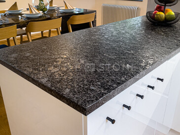 Kuchyňská pracovní deska ze žuly STEEL GREY v kartáčovaném povrchu, vyfrézované odkapové drážky, vsazený dřez, vsazená varná deska. Výroba na zakázku kamenictví TONE OF STONE.