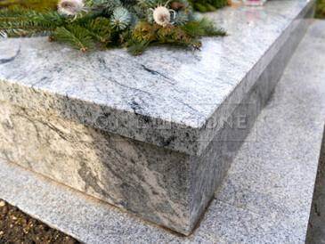 Detail jednohrobu ze žuly Viscount White, pískované nápisy v černé barvě, chodníčky - opalovaný žula Padang Crystal, zakázková výroba TONE OF STONE.
