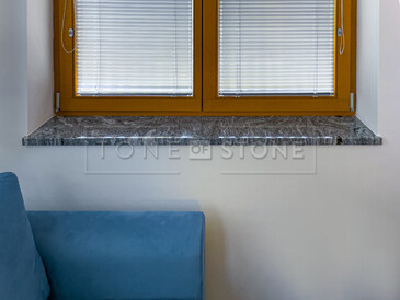 Parapet z přírodního kamene v interiéru - leštěná žula Viscount White, zakázková výroba TONE OF STONE.