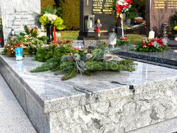 Zakázková výroba TONE OF STONE, jednohrob ze žuly Viscount White, pískované nápisy v černé barvě, chodníčky - opalovaný žula Padang Crystal. Zakázkové kamenictví TONE OF STONE. 