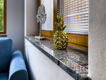 Žula Viscont White patří mezi nejoblíbenější přírodní kameny pro výrobu vnitřních a venkovních parapetů, zakázková výroba TONE OF STONE.