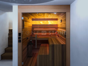 Podsvícená deska z onyxu v sauně, luxusní přírodní kámen HONEY ONYX. Zakázková výroba kamenictví TONE OF STONE.