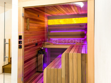 Podsvícená deska z onyxu v sauně, luxusní přírodní kámen HONEY ONYX. Zakázková výroba kamenictví TONE OF STONE. Podsvícená deska z onyxu v sauně, luxusní přírodní kámen HONEY ONYX. Zakázková výroba kamenictví TONE OF STONE.