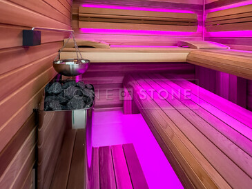 Podsvícená deska z onyxu v sauně, luxusní přírodní kámen HONEY ONYX. Zakázková výroba kamenictví TONE OF STONE.