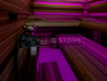 Podsvícená deska z onyxu v sauně, luxusní přírodní kámen HONEY ONYX. Zakázková výroba kamenictví TONE OF STONE.