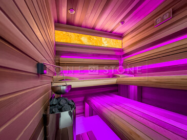 Podsvícená deska z onyxu v sauně, luxusní přírodní kámen HONEY ONYX. Zakázková výroba kamenictví TONE OF STONE. Podsvícená deska z onyxu v sauně, luxusní přírodní kámen HONEY ONYX. Zakázková výroba kamenictví TONE OF STONE.