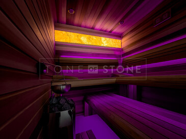 Podsvícená deska z onyxu v sauně, luxusní přírodní kámen HONEY ONYX. Zakázková výroba kamenictví TONE OF STONE.