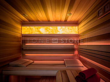 Podsvícená deska z onyxu v sauně, luxusní přírodní kámen HONEY ONYX. Zakázková výroba kamenictví TONE OF STONE. Podsvícená deska z onyxu v sauně, luxusní přírodní kámen HONEY ONYX. Zakázková výroba kamenictví TONE OF STONE.
