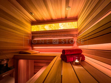 Podsvícená deska z onyxu v sauně, luxusní přírodní kámen HONEY ONYX. Zakázková výroba kamenictví TONE OF STONE.