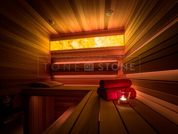 Podsvícená deska z onyxu v sauně, luxusní přírodní kámen HONEY ONYX. Zakázková výroba kamenictví TONE OF STONE.