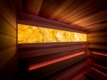 Podsvícená deska z onyxu v sauně, luxusní přírodní kámen HONEY ONYX. Zakázková výroba kamenictví TONE OF STONE.