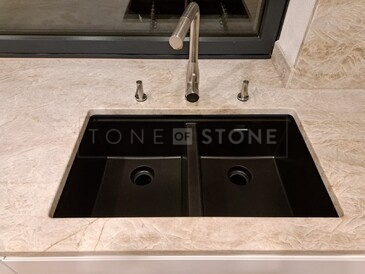 Detail kuchyňské pracovní desky z přírodního kamene a dvojdřezu se spodní montáží. Deska je vyrobena z kvarcitu Taj Mahal. Zakázková výroba kamenictví TONE OF STONE.