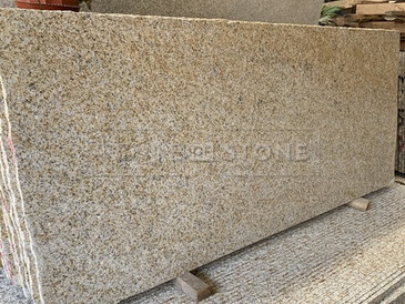 Béžová přírodní žula Padang Yellow s hrubým povrchem