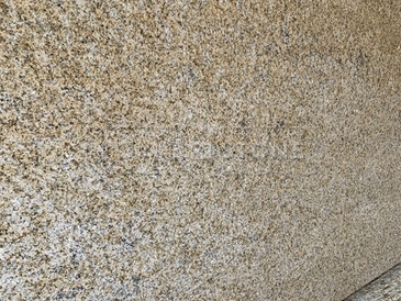 Světlý přírodní kámen - žula Padang Yellow - ideální pro obklady, venkovní parapety, nebo dlažby